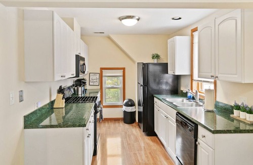 Libertyville Apartment | Charming apt in DT Libertyville - Near Naval Base