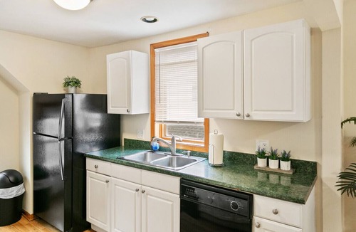 Libertyville Apartment | Charming apt in DT Libertyville - Near Naval Base