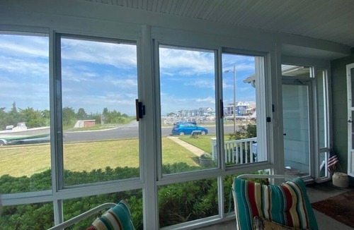 Gold Coast Cottage | "Charming Bayfront Cottage Sleeps 6, Pet-Friendly, Breathtaking Views!"