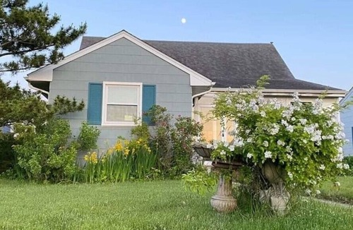 Gold Coast Cottage | "Charming Bayfront Cottage Sleeps 6, Pet-Friendly, Breathtaking Views!"