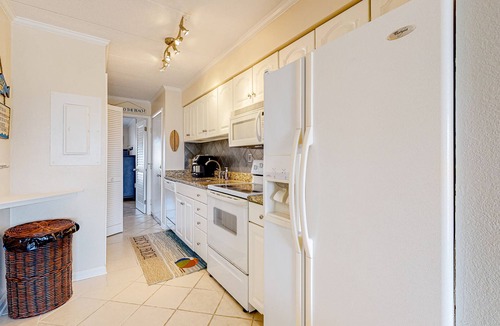 Midtown Ocean City Condo | Charming Beach Condo w/Free WiFi, a Full Kitchen, Balcony, & a Shared Pool