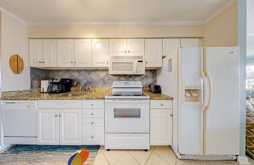 Midtown Ocean City Condo | Charming Beach Condo w/Free WiFi, a Full Kitchen, Balcony, & a Shared Pool