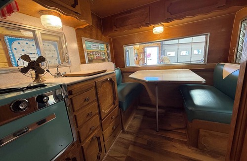 Pine Haven House | Charming Boatbarn Glamping Modern Amenities