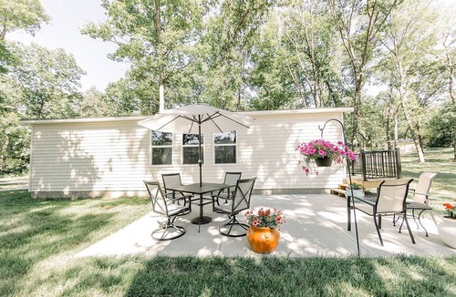 Owensville Cabin | Charming Cabin in the Woods - Peaceful Glamping Spot near Owensville, Missouri