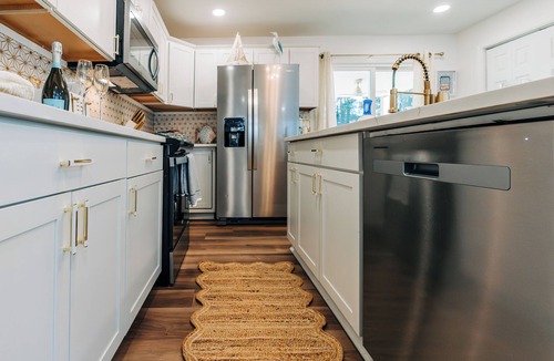Lincolnville House | Charming Coastal Cottage in Historic Downtown Summerville