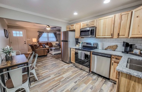 West Jefferson Condo | Charming condo w/Stunning Mountain Views near Downtown WJ