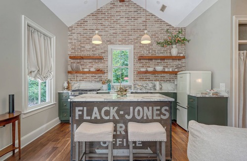 Summerville Historic District Cottage | Charming cottage in historic Summerville 1 king, 1 set bunk beds, heated pool