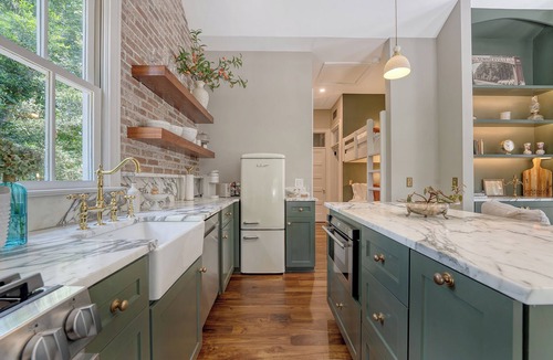 Summerville Historic District Cottage | Charming cottage in historic Summerville 1 king, 1 set bunk beds, heated pool