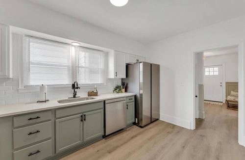 Dahlman House | Charming Cottage Near Zoo