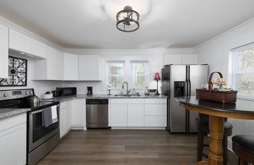Dallas House | Charming Country Cottage Retreat - Walking distance to Downtown