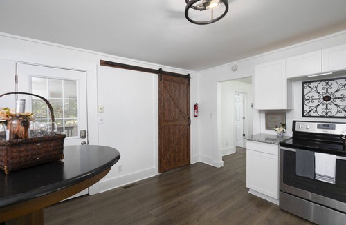 Dallas House | Charming Country Cottage Retreat - Walking distance to Downtown