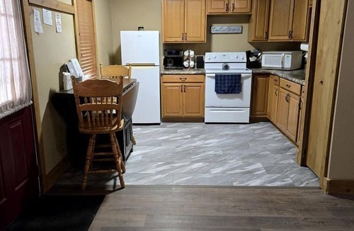 Moscow Cottage | Charming Cozy Chalet on a Hill by the Cedar River in Letts, Iowa