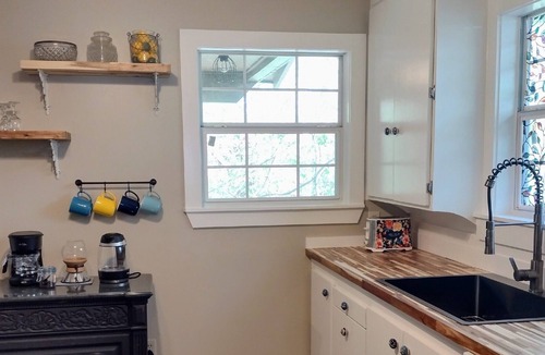 Harrison Cottage | Charming Downtown Cottage near Hospital