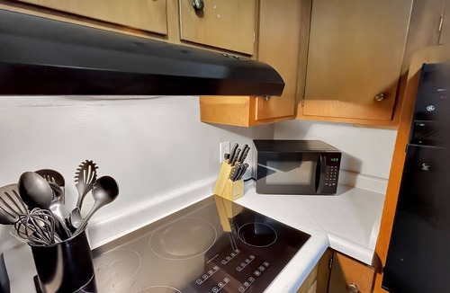 Des Moines Apartment | Charming Family Friendly 3BR Duplex Close to Drake