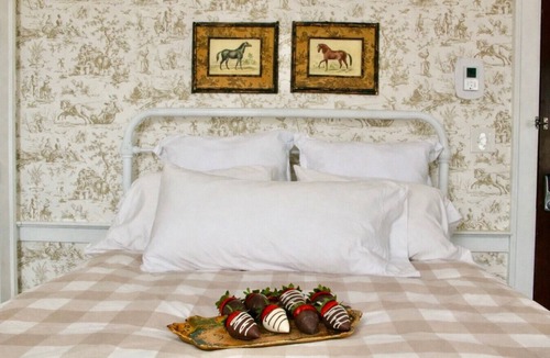 Clarksville Bed & Breakfast | Charming Farmhouse Retreat: Historic Inn Farm Stay
