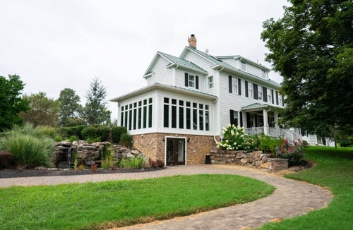 Clarksville Bed & Breakfast | Charming Farmhouse Retreat: Historic Inn Farm Stay