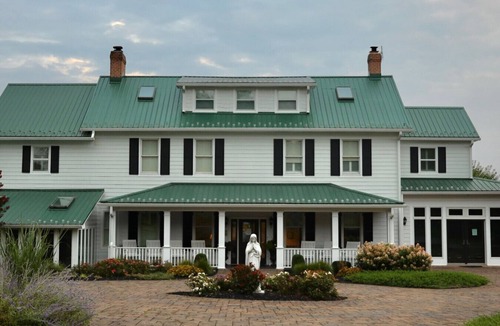 Clarksville Bed & Breakfast | Charming Farmhouse Retreat: Historic Inn Farm Stay