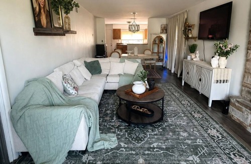 Harvey House | Charming Farmhouse Fully Furnished Near Chicago and Metra