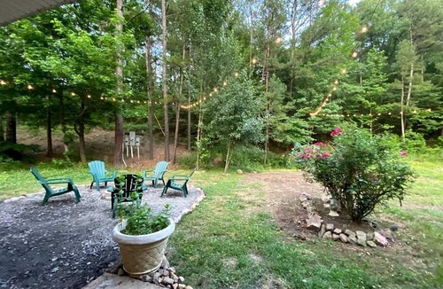 Boles Cottage | Charming Group Cottage with Amazing Equipped Backyard in Arkansas
