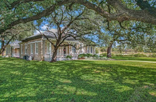 Lampasas Cottage | Charming Historic Cottage on 20-Acre Historic Texas Retreat
