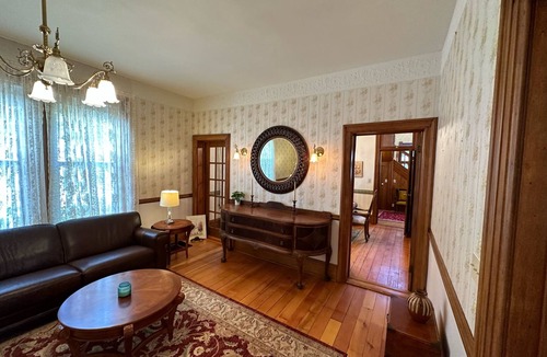 Lancaster House | Charming Historic Getaway: Unwind in Lancaster's Timeless Elegance