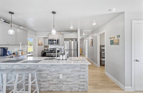 Monroe City House | Charming home minutes away from Mark Twain Lake equipped with all amenities.