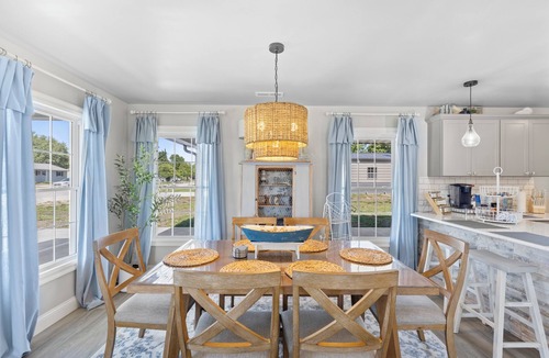 Monroe City House | Charming home minutes away from Mark Twain Lake equipped with all amenities.