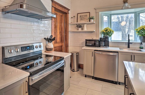 Waverly House | Charming Home w/ Porch Near Wartburg College!