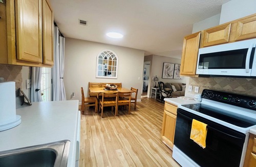 Tallassee House | Charming Honey Bee Cottage 3BR 2 Bath home with WiFi and AC in lovely Tallassee