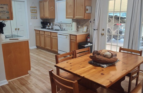 Tallassee House | Charming Honey Bee Cottage 3BR 2 Bath home with WiFi and AC in lovely Tallassee