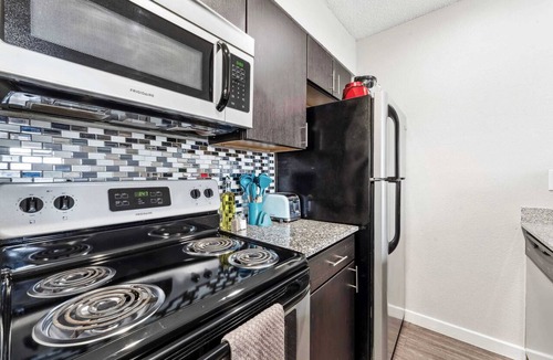 Riverside Apartment | Charming King Bed 1BR, 5 Min to DT w/pool