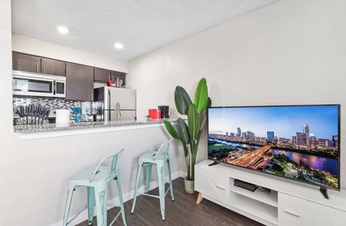 Riverside Apartment | Charming King Bed 1BR, 5 Min to DT w/pool