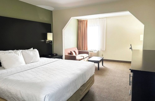Mount Berry Hotel | Charming King Suite in Rome | Spacious Stay Near Dining, Local Attractions