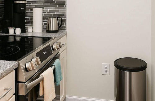 Pasadena House | Charming Lower Level Guest Unit, Fully Equipped Kitchen, WiFi, Free onsite park