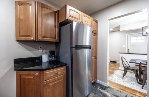 West Des Moines House | Charming Newly Renovated 3BR retreat – West Des Moines comfort!