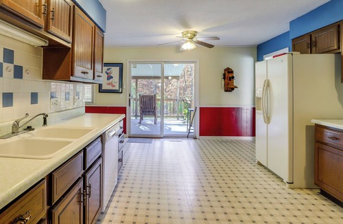 Santa Fe Cottage | Charming Paris Home w/Porch: Hunt + Unwind!
