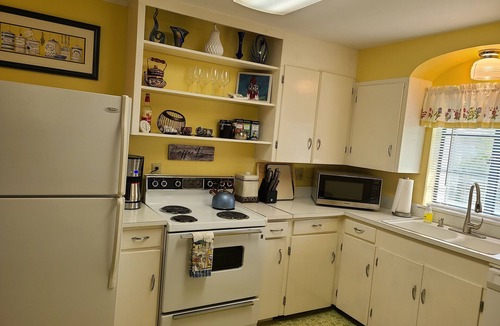 Edinburg Cottage | Charming, Parkview Cottage, King bed, 1 mi to I-81