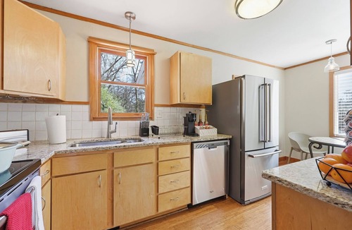 East Raleigh House | Charming Raleigh Retro House: King Bed, Pet Friendly, Near Downtown & WakeMed