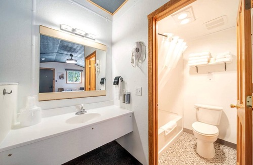Pinnacles Entrance Badlands Cabin | Charming Renovated Ground-Level Cabin with Quiet Setting Near Wall Drug – Wall, South Dakota