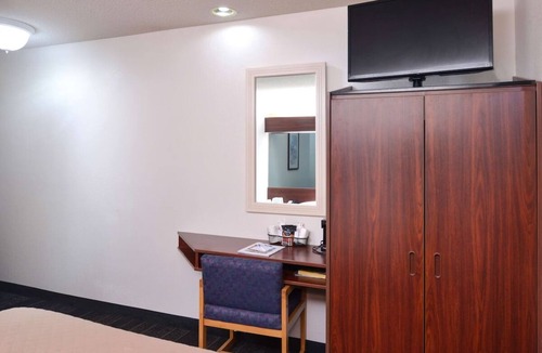 Maryville Hotel | Charming Room with Complimentary Breakfast – Perfect for Restful Stays