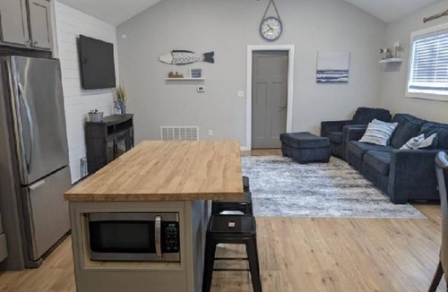 Clear Lake House | Charming South Shore Retreat with Spacious King Primary Bedroom