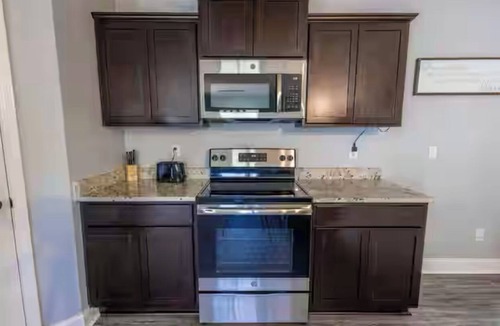 Huntcliff House | Charming Spacious 4-Bedroom Home, Fenced Backyard In Quiet Columbia Neighborhood