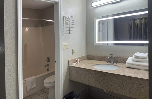 Guntersville Hotel | Charming Stay Perfect for Families Exploring Guntersville Outdoors - 3 Units!