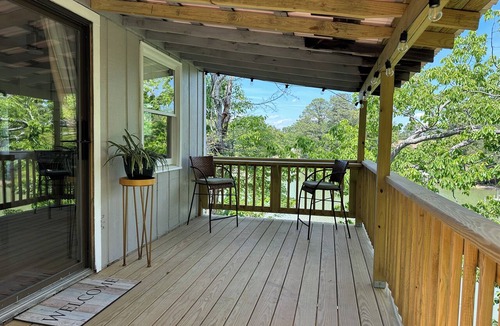 Christchurch Apartment | Charming studio in lovely Topping with AC, WiFi that has stunning water views!
