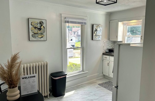 Dubuque Apartment | Charming studio with Office, Full Kitchen, strong WiFi, Washer, and Dryer