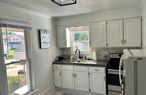 Dubuque Apartment | Charming studio with Office, Full Kitchen, strong WiFi, Washer, and Dryer