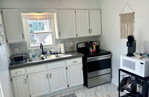 Dubuque Apartment | Charming studio with Office, Full Kitchen, strong WiFi, Washer, and Dryer
