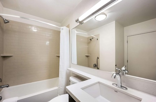 Libertyville House | Charming Suites w/BBQ & Full Kitchen – Ideal Home Comfort for Your Stay