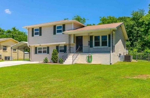 Normal House | Charming the whole house in the heart of Huntsville!