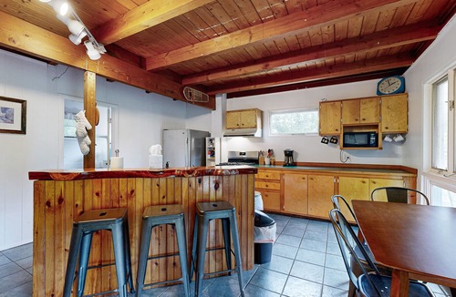 Waitsfield House | Charming & tranquil nature getaway with great balcony views - near golf & skiing